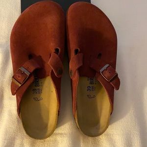 New women’s Birkenstock clogs in barn red size 39.